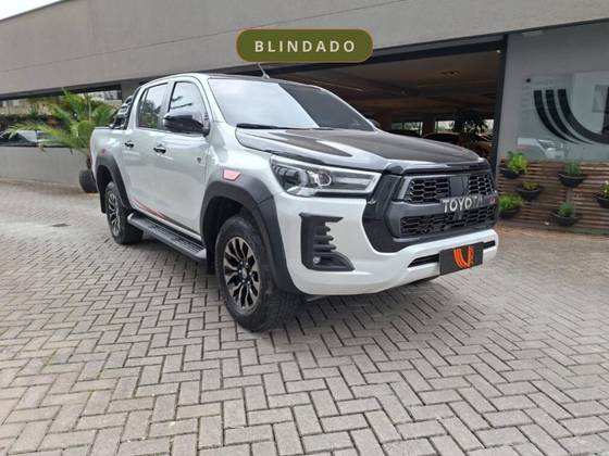 TOYOTA HILUX 2.8 D-4D TURBO DIESEL CD GR-S 4X4 AUTOMÁTICO TOYOTA HILUX 2.8 D-4D TURBO DIESEL CD GR-S 4X4 AUTOMÁTICO
